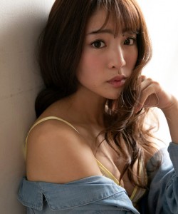 志田友美写真集「アイドルの魂は美脚に宿る」